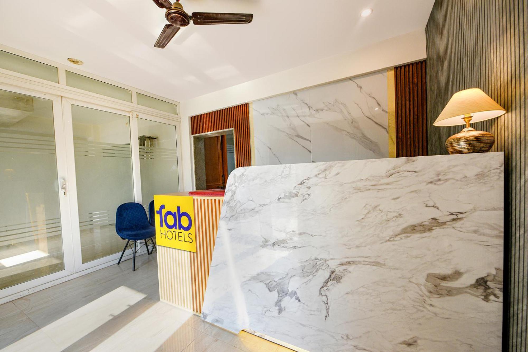 Fabhotel Ar Suites Гургаон Экстерьер фото