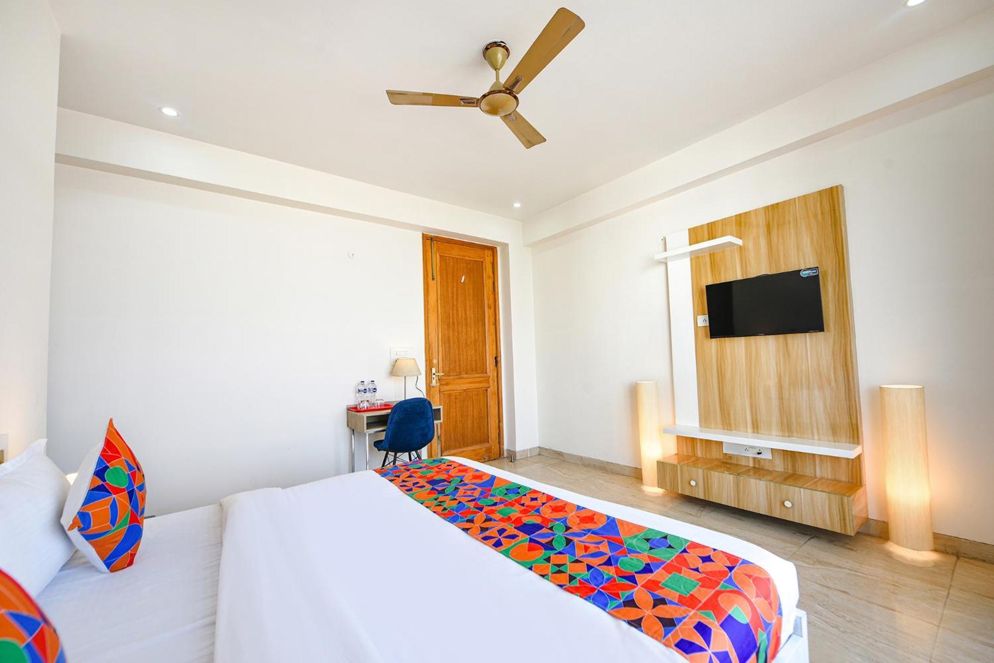 Fabhotel Ar Suites Гургаон Экстерьер фото
